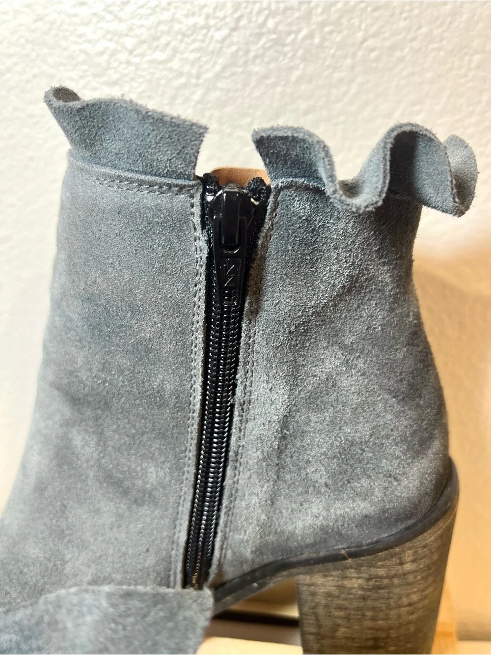 Klub Nico “Bellamy” Women’s Ruffle Ankle Booties Bluish Gray Suede Boots | SZ 6